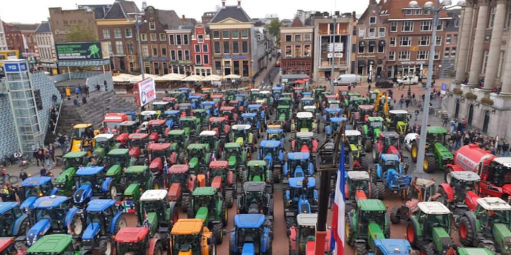 Χαμός στην Ολλανδία: Παρέλυσε η χώρα από αγροτικές κινητοποιήσεις με τρακτέρ [εικόνες]