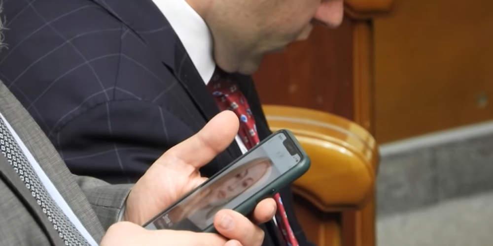 Σάλος στην Ουκρανία: Κυβερνητικός βουλευτής έκλεινε ραντεβού με ιερόδουλη μέσα στη Βουλή
