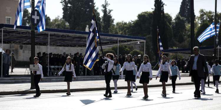 Οι μαθητές της Αθήνας τίμησαν με την παρέλασή τους την επέτειο του «Όχι» [εικόνες & βίντεο]