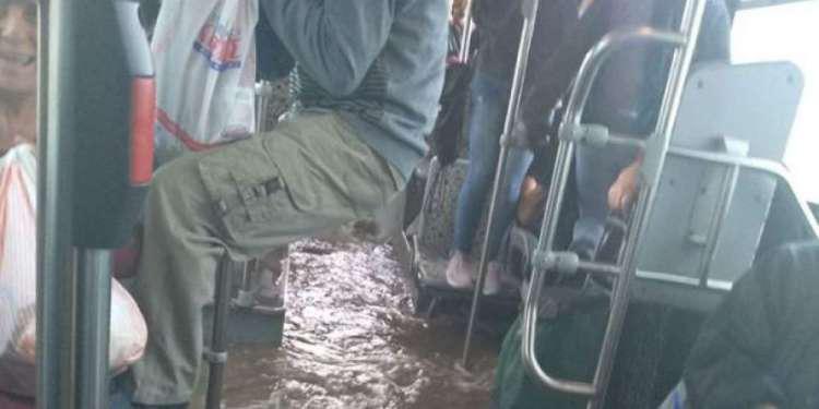Απίστευτο: Πλημμύρισε λεωφορείο στον Ασπρόπυργο γεμάτο με επιβάτες [εικόνα & βίντεο]