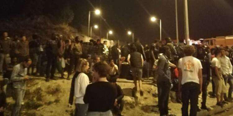 Ένταση και συλλήψεις στο ΚΥΤ Σάμου: Εβαλαν φωτιά σε κάδο και πετούσαν πέτρες στους πυροσβέστες