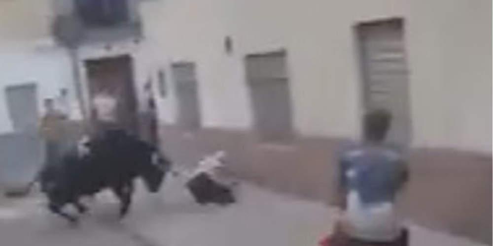 Βίντεο-σοκ: Ταύρος στην Ισπανία χτυπάει βάναυσα άνδρα