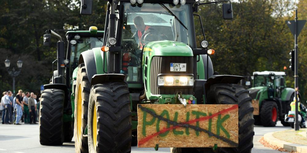 Χιλιάδες αγρότες διαδηλώνουν στους δρόμους μεγάλων πόλεων με τα τρακτέρ τους στην Γερμανία