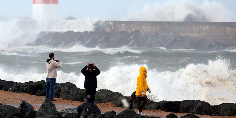 Η καταιγίδα «Αμελί» σαρώνει τις γαλλικές ακτές με ανέμους 160 χλμ.