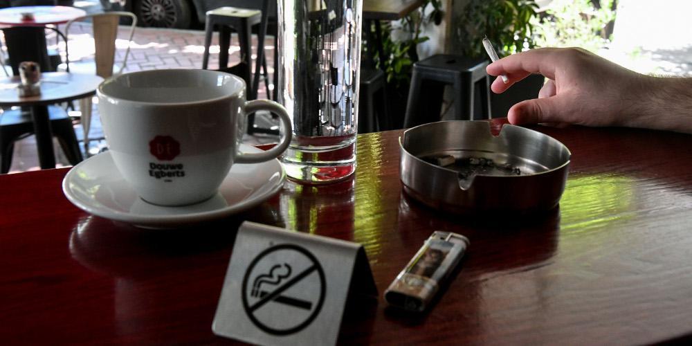 «Λέσχες καπνιστών» η απάντηση των καταστηματαρχών στον αντικαπνιστικό νόμο