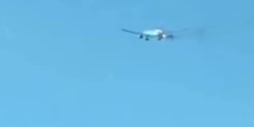 Τρόμος στον αέρα: Boeing 777 έβγαζε φωτιές από τους κινητήρες εν ώρα πτήσης
