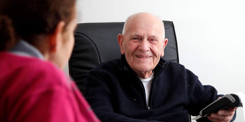Απίστευτο: Γάλλος γιατρός στα 98 του χρόνια εξετάζει ακόμη ασθενείς [βίντεο]