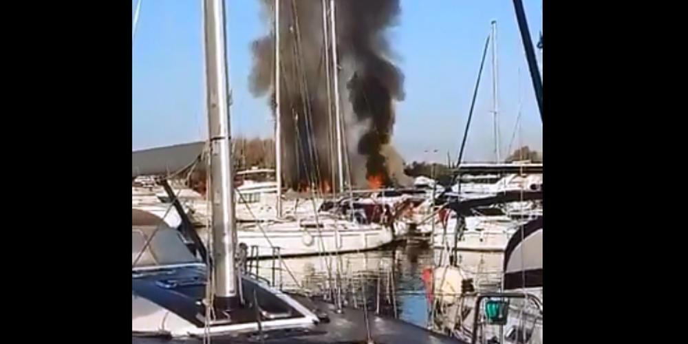 Στις φλόγες δύο σκάφη στη μαρίνα Γλυφάδας - Δείτε βίντεο από το σημείο