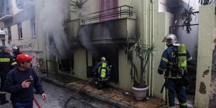 Υπό μερικό έλεγχο η πυρκαγιά στην Κυψέλη: Σοκαριστικές εικόνες από την κατάσβεση [βίντεο]