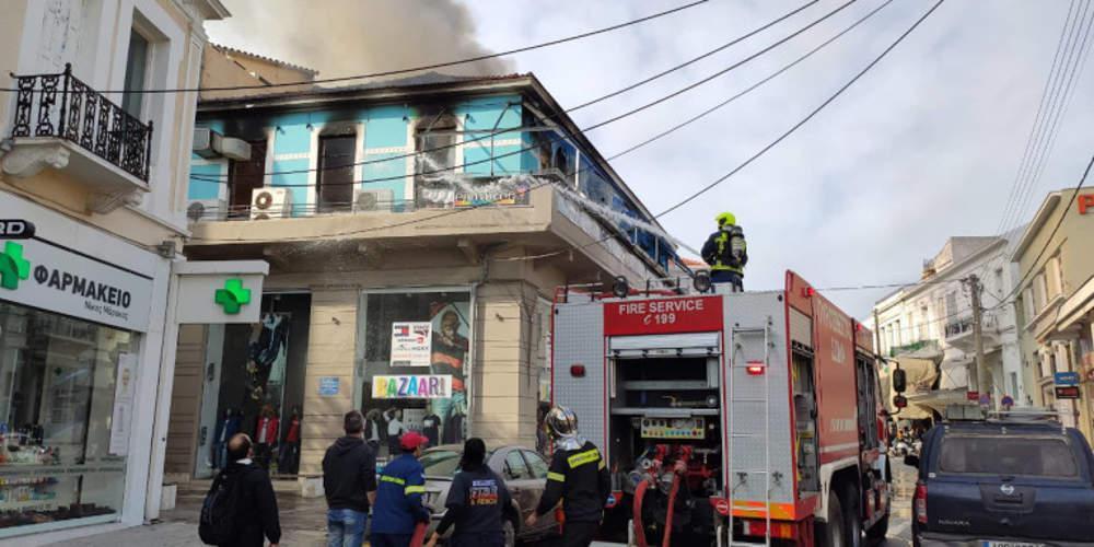 Συναγερμός στα Χανιά: Πυρκαγιά σε κατάστημα στο κέντρο της πόλης [εικόνες]