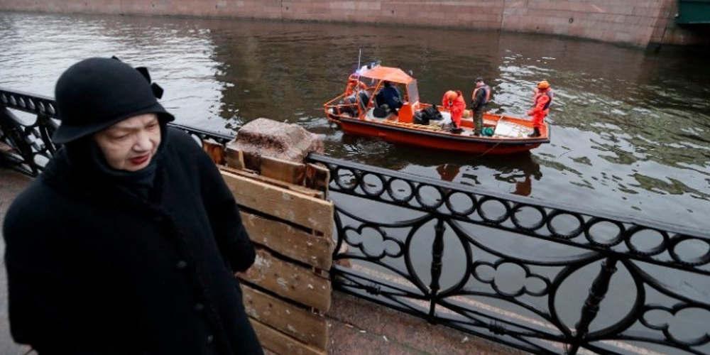 Φρίκη στη Ρωσία: Βίντεο θεωρείται ότι δείχνει τον ιστορικό Όλεγκ Σοκολόφ να πετά στο ποτάμι τα τεμαχισμένα μέλη της ερωμένης του