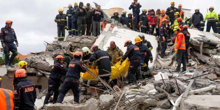 Σεισμός στην Αλβανία: Ο Ράμα παρασημοφόρησε τα σωστικά συνεργεία