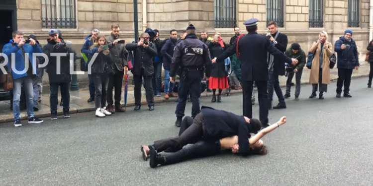 Γυμνόστηθες Femen διαδήλωσαν κατά του Πούτιν στο Παρίσι [βίντεο]