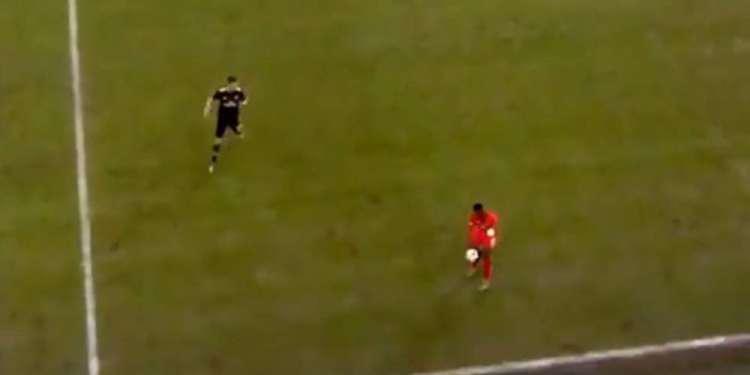 Απίστευτο: Παίκτης της Σταντάρ Λιέγης έπιασε την μπάλα στο κέντρο του γηπέδου! [βίντεο]