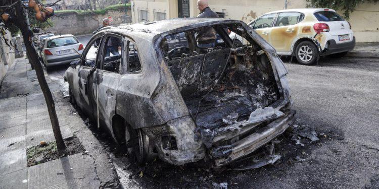Εμπρησμοί σε δύο αυτοκίνητα στο Ίλιον τα ξημερώματα