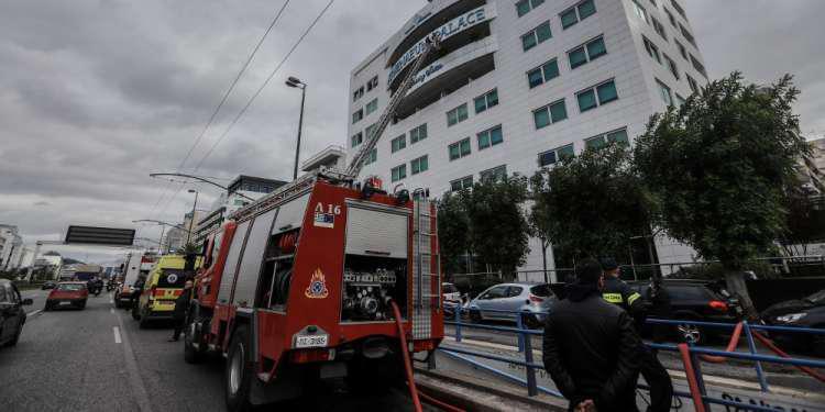 Τρεις εστίες φωτιάς σε δύο ορόφους στο ξενοδοχείο στη Συγγρού