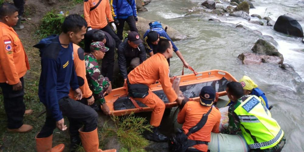 Συνεχιζόμενη τραγωδία στην Ινδονησία: Στους 30 οι νεκροί από τις πλημμύρες
