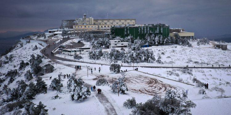 Καιρός: Χιονίζει στην Αττική - Έκλεισε ο δρόμος από το ύψος του καζίνο Πάρνηθας - Πώς θα κινηθεί η κακοκαιρία