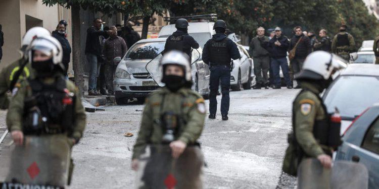 Καταγγελίες κατοίκων για αστυνομική βία στην επιχείρηση στο Κουκάκι