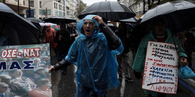 Μέσα στη βροχή διαδήλωσαν οι συνταξιούχοι - Τι ζητούν από την κυβέρνηση
