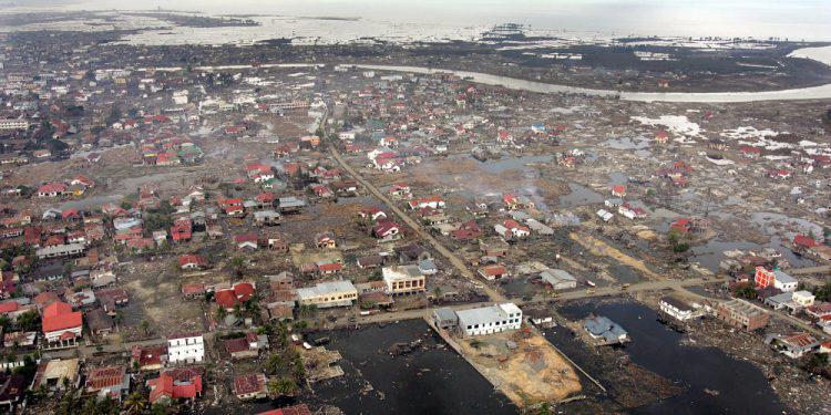 «Μαύρη» επέτειος: 18 χρόνια από το φονικό τσουνάμι με τους 230.000 νεκρούς στην Ασία