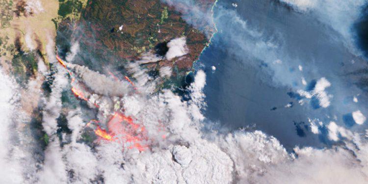 Στις φλόγες η Αυστραλία: Σοκαριστικές εικόνες από δορυφόρο – Στους 27 οι νεκροί