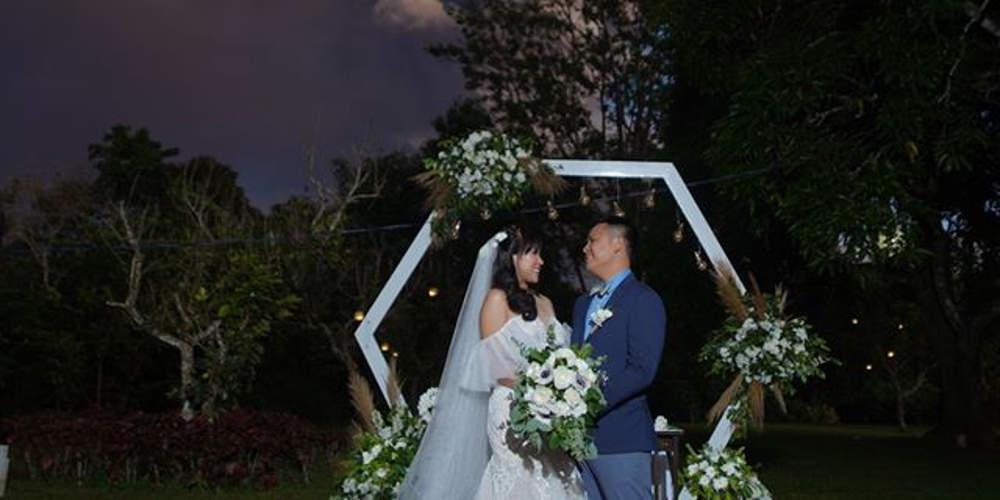Απίστευτο: Ζευγάρι παντρεύτηκε στο φόντο ηφαιστειακής έκρηξης στις Φιλιππίνες