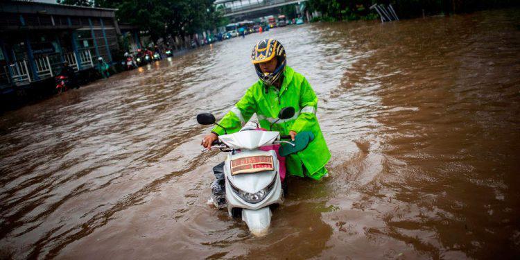 Τουλάχιστον 9 νεκροί στην Ινδονησία από πλημμύρες – Στα 3 μέτρα έφτασε το νερό