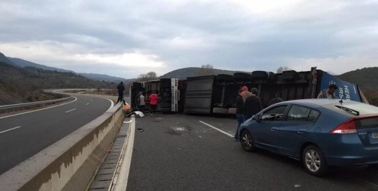 Ανατροπή νταλίκας χωρίς ωστόσο να υπάρχει ενημέρωση για τραυματίες, συνέβη το μεσημέρι της Τετάρτης (20/3) επί της Νέας Κύμης.