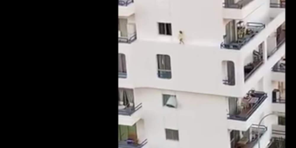 Βίντεο που κόβει την ανάσα: 4χρονος περπατάει στο περβάζι 4ου ορόφου πολυκατοικίας