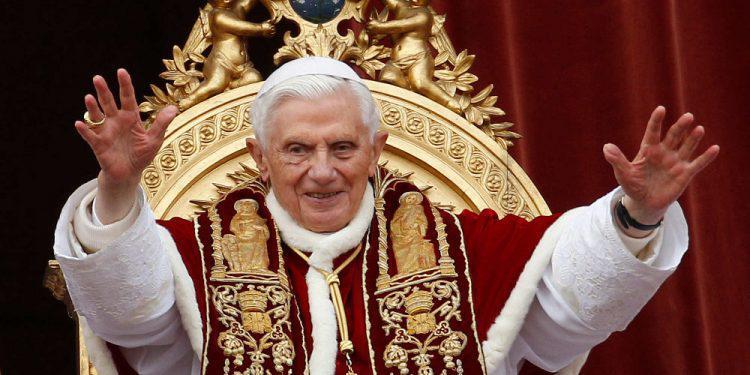 πάπας Ο Βενέδικτος τώρα παίρνει αποστάσεις από το βιβλίο περί αγαμίας του κλήρου