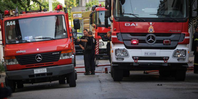 Πειραιάς: Κατέρρευσε τμήμα κτηρίου στο Πασαλιμάνι - Τρεις τραυματίες, ένας εγκλωβισμένος