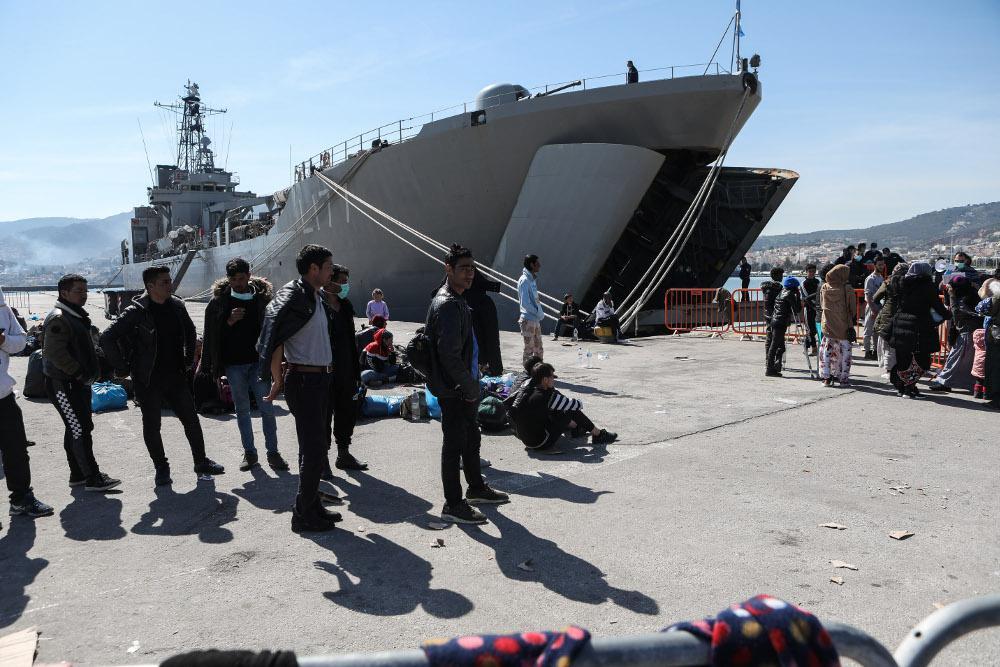 Αναχώρησε από την Λέσβο το αρματαγωγό «ΡΟΔΟΣ» με 450 μετανάστες