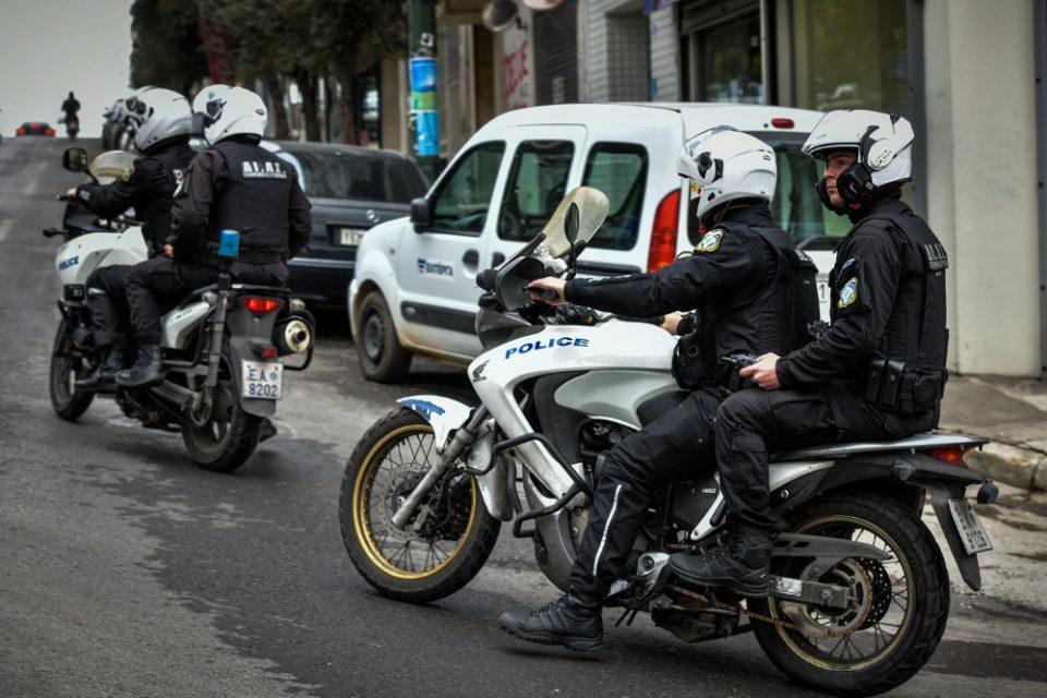 Κολωνός: Συμπλοκές αντιεξουσιαστών με αστυνομικούς - Τους επιτέθηκαν με πέτρες και καδρόνια - 4 τραυματίες