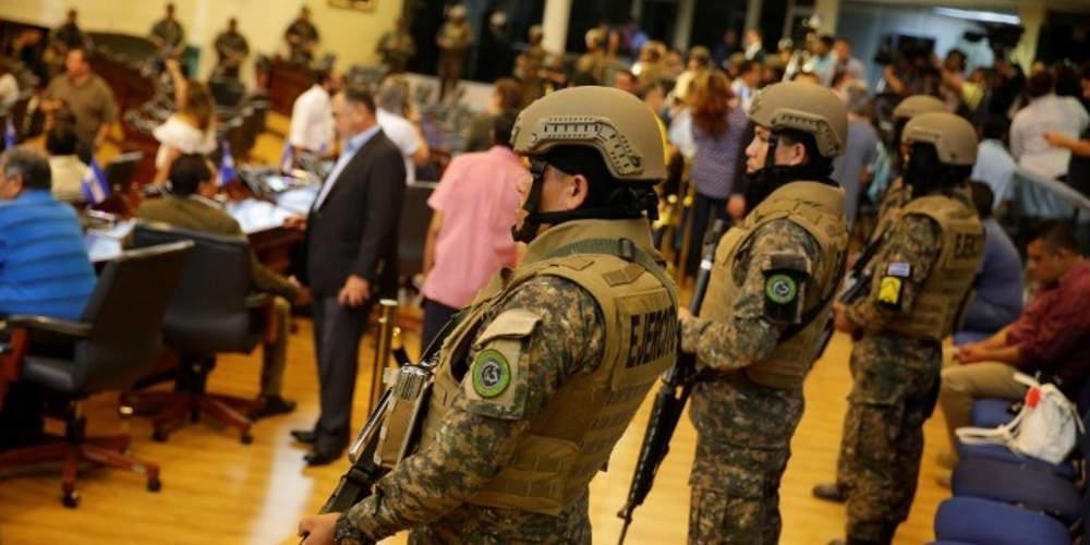 Απίστευτο: Ο στρατός εισέβαλε στο κοινοβούλιο του Ελ Σαλβαδόρ για να εγκριθεί… ένα δάνειο