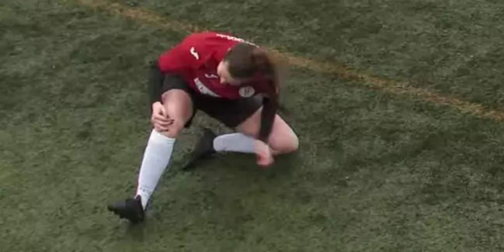 Αδιανόητο: Γυναίκα ποδοσφαιριστής παθαίνει εξάρθρωση επιγονατίδας, την ξαναβάζει και παίζει!