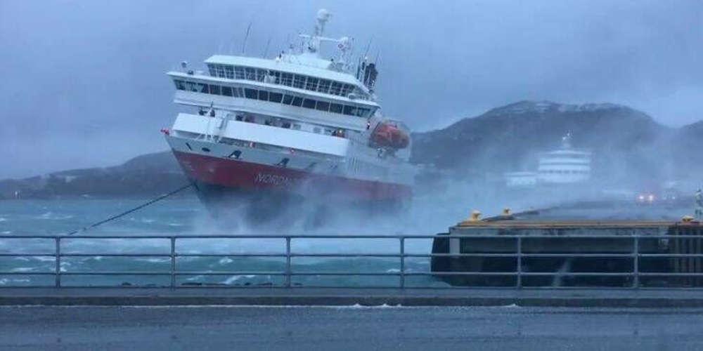 Κακοκαιρία - Μήλος: Πλοίο με 160 επιβάτες δεν μπορεί να δέσει στο λιμάνι