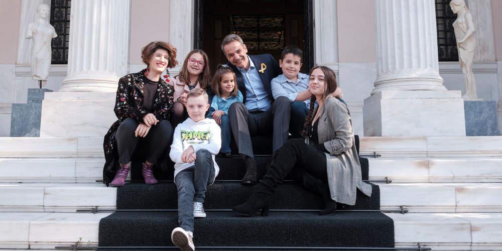 Συνάντηση Μητσοτάκη στο Μαξίμου με παιδιά-ήρωες που νίκησαν τον καρκίνο