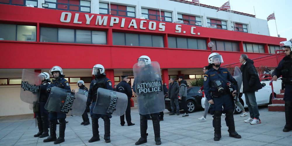 Δεν ξεκίνησε το ντέρμπι Ολυμπιακός-Παναθηναϊκός στο βόλεϊ λόγω δακρυγόνων έξω από το γήπεδο