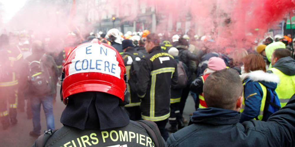 Άγριες συγκρούσεις στο Παρίσι ανάμεσα σε πυροσβέστες και αστυνομία με δακρυγόνα