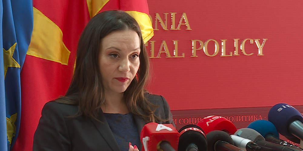 Η Βουλή απέπεμψε την Σκοπιανή υπουργό Εργασίας για την επίμαχη πινακίδα με το όνομα