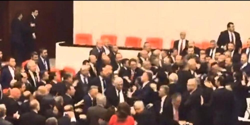 Άγριο ξύλο στην τούρκικη Βουλή για τα… μάτια του Ερντογάν [βίντεο]