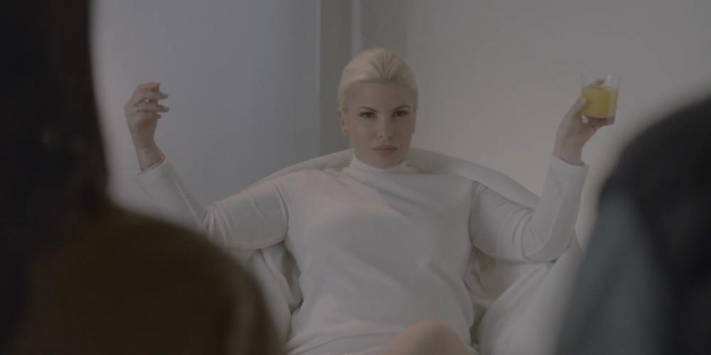 H Αντελίνα Βαρθακούρη ως Σάρον Στόουν από το «Βασικό Ένστικτο» στο trailer της της εκπομπής