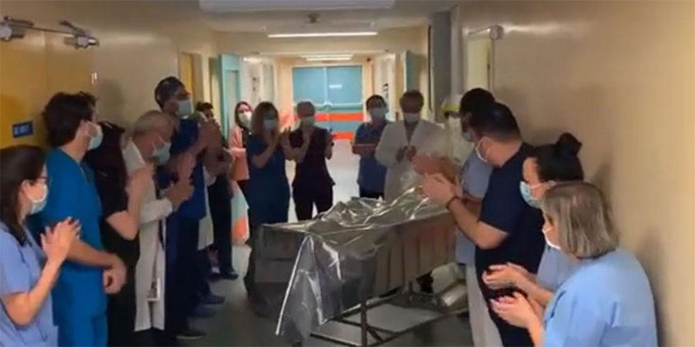 Κορωνοϊός: Γιατροί και νοσηλευτές χειροκροτούν ασθενή που αποσωληνώθηκε