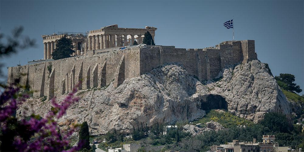 Αποθέωση και από τον Guardian: Η Ελλάδα κερδίζει τη μάχη για τον κορωνοϊό παρά τη δεκαετή κρίση
