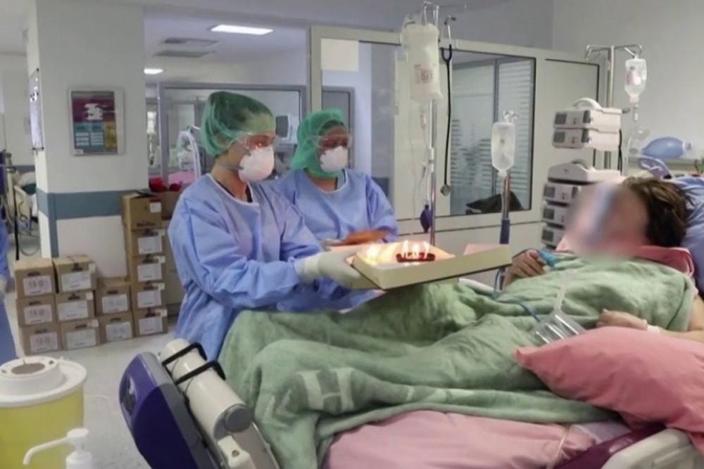 Κορωνοϊός: Νοσηλευτές στο «Σωτηρία» κάνουν έκπληξη με τούρτα σε ασθενή σε ΜΕΘ