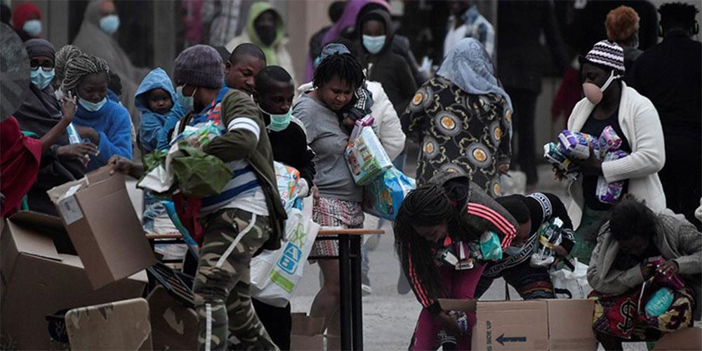 Κορωνοϊός - Κρανίδι: Απίστευτες εικόνες με μετανάστες να δίνουν «μάχη» για μία σακούλα τρόφιμα