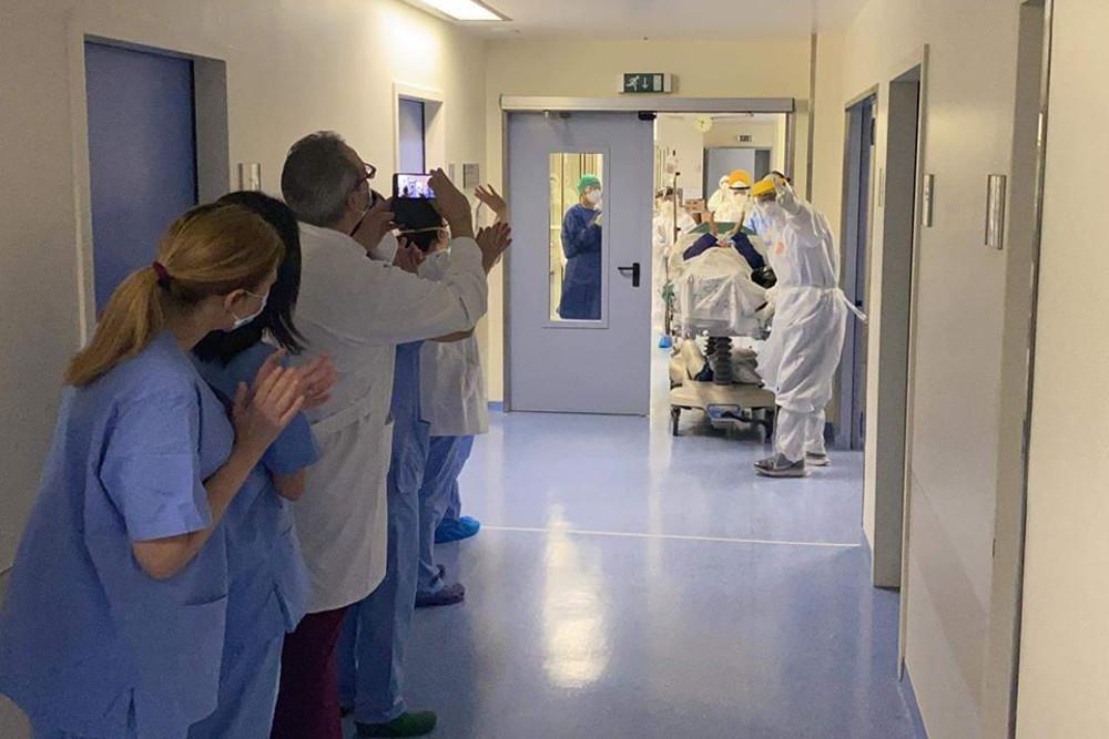 Κορωνοϊός - Ελλάδα: Συγκλονιστικές εικόνες από τις ΜΕΘ με ασθενείς που παίρνουν εξιτήριο