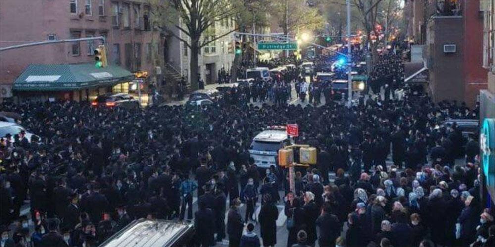 Κορωνοϊός - Χαμός στη Νέα Υόρκη: Πλήθος κόσμου στους δρόμους για την κηδεία ραβίνου