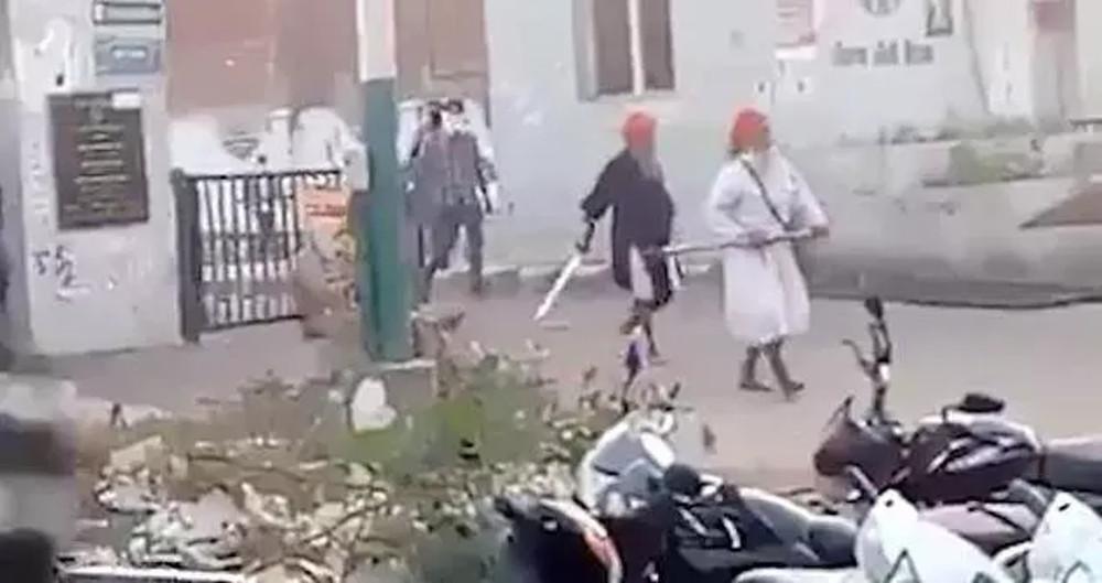 Κορωνοϊός: Σιχ ορμάει με σπαθί και κόβει το χέρι αστυνομικού που ήθελε να επιβάλλει καραντίνα